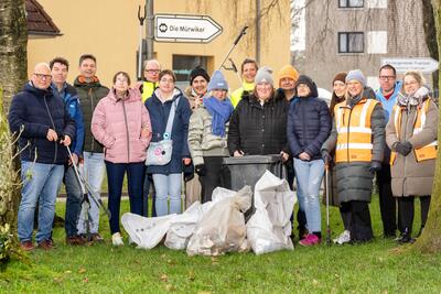 Geimeinsames Müll sammeln in Fruerlund. Gemeinsame Aktion von TBZ und Die Mürwiker.