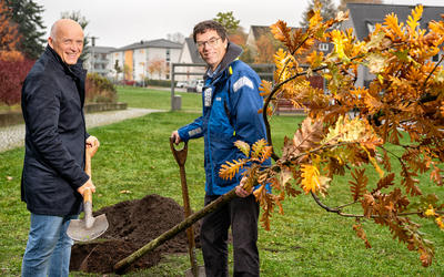 Bild vergrern: Jrgen Mller (SBV) und Heiko Ewen (TBZ) bei der Baumpflanzung im Slupsk-Park