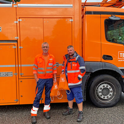 Bild vergrößern: TBZ Mitarbeiter Klaus Jebsen (links) und Tommy Bethke vor der Abfahrt nach Ahrweiler